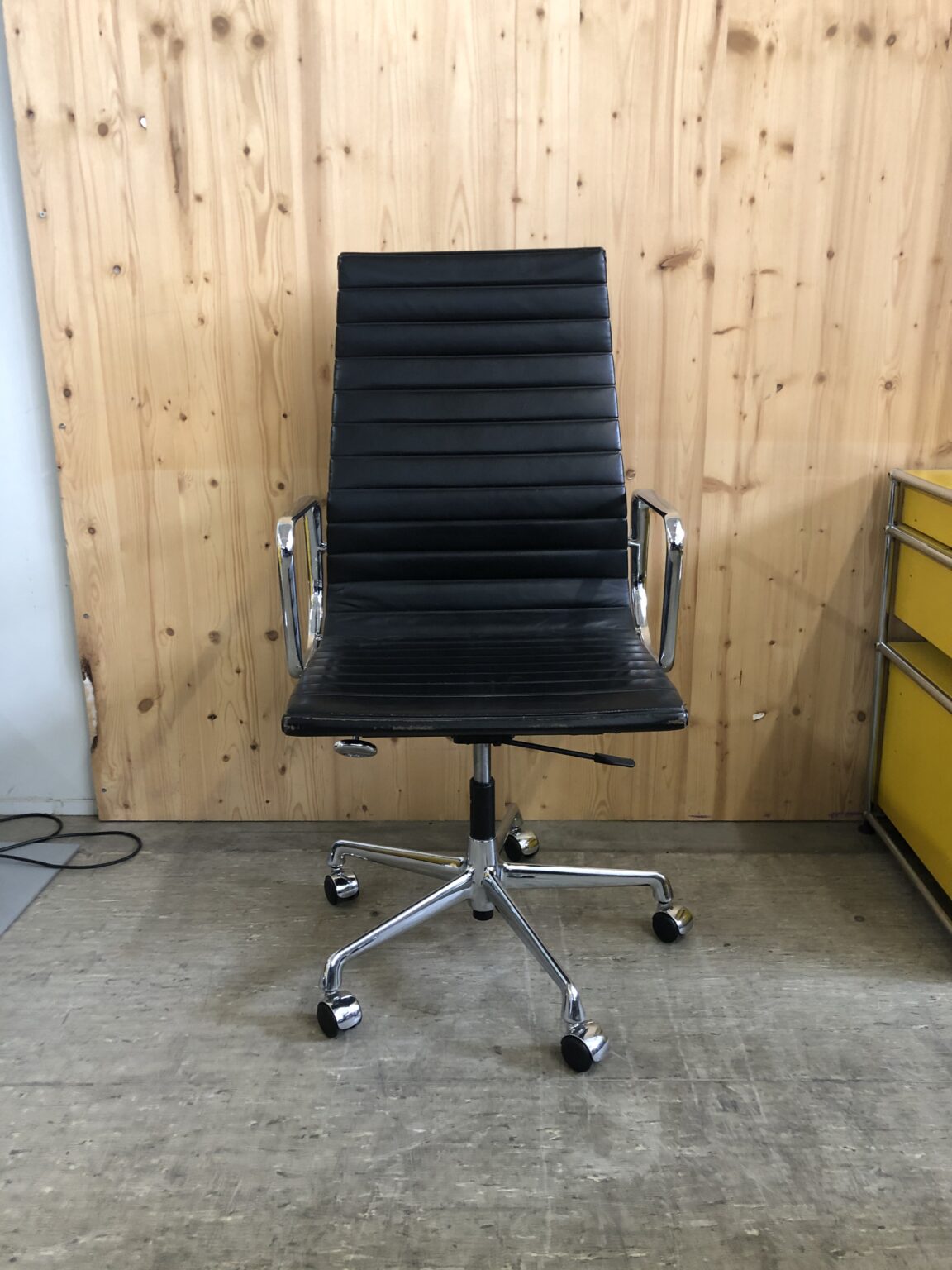 Vitra Aluminium Chair EA 119 Leder schwarz MS Möbelhandel