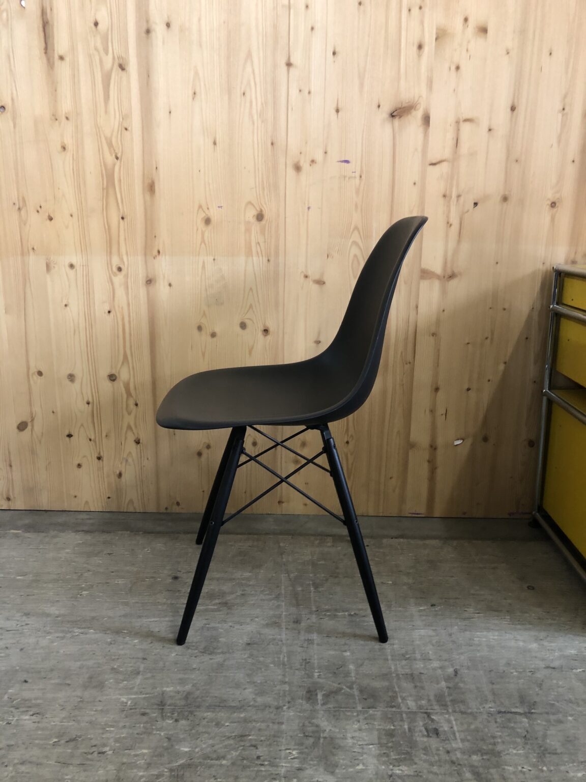Vitra DSW Eames Plastic Side Chair tiefschwarz / Gestell Ahorn schwarz