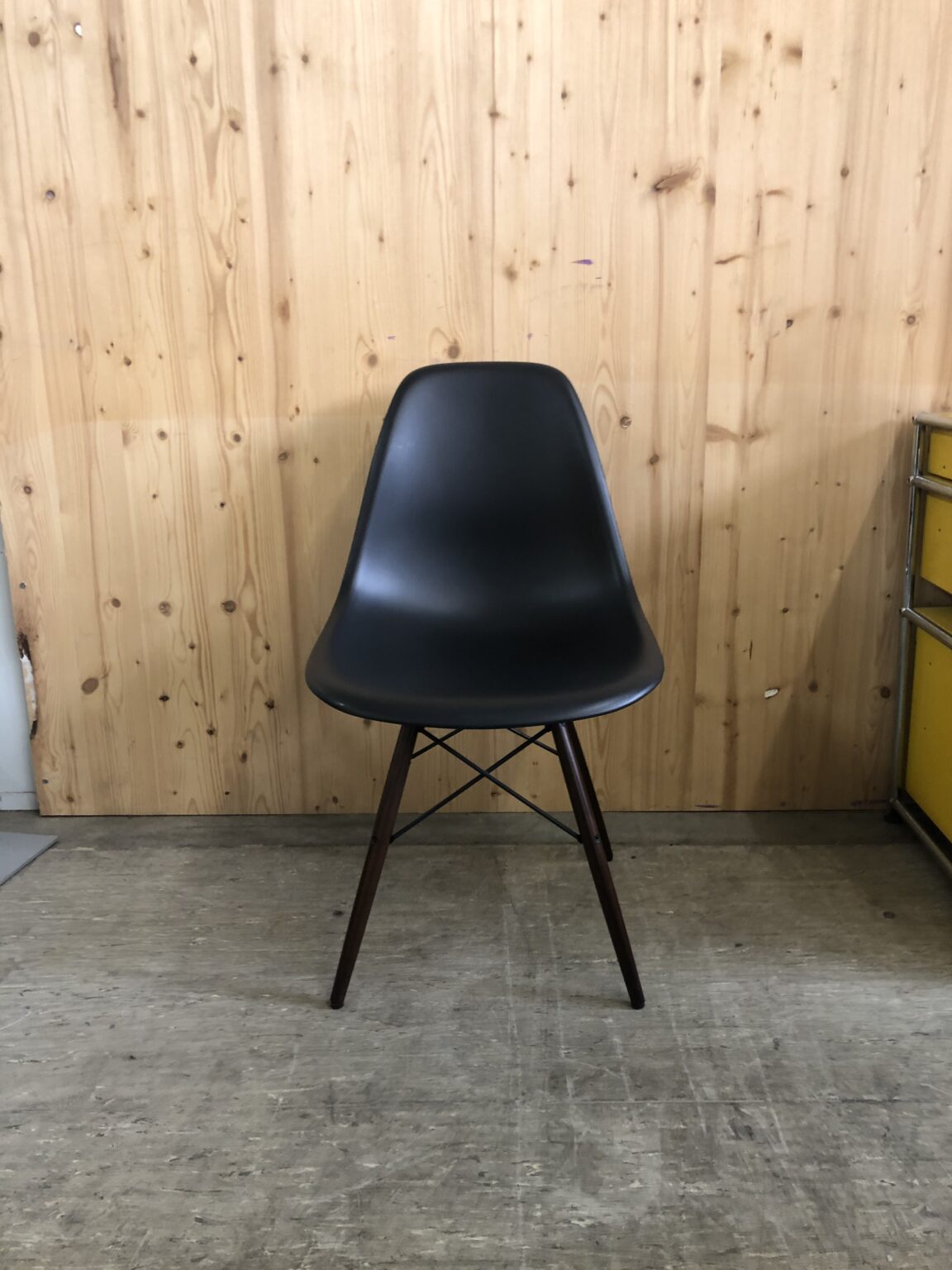 Vitra DSW Eames Plastic Side Chair tiefschwarz / Gestell Ahorn dunkel